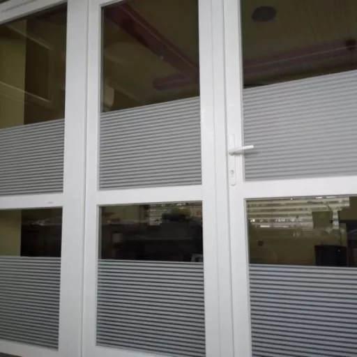 Csíkos homokszínű öntapadós ablakfólia 90cmx1m